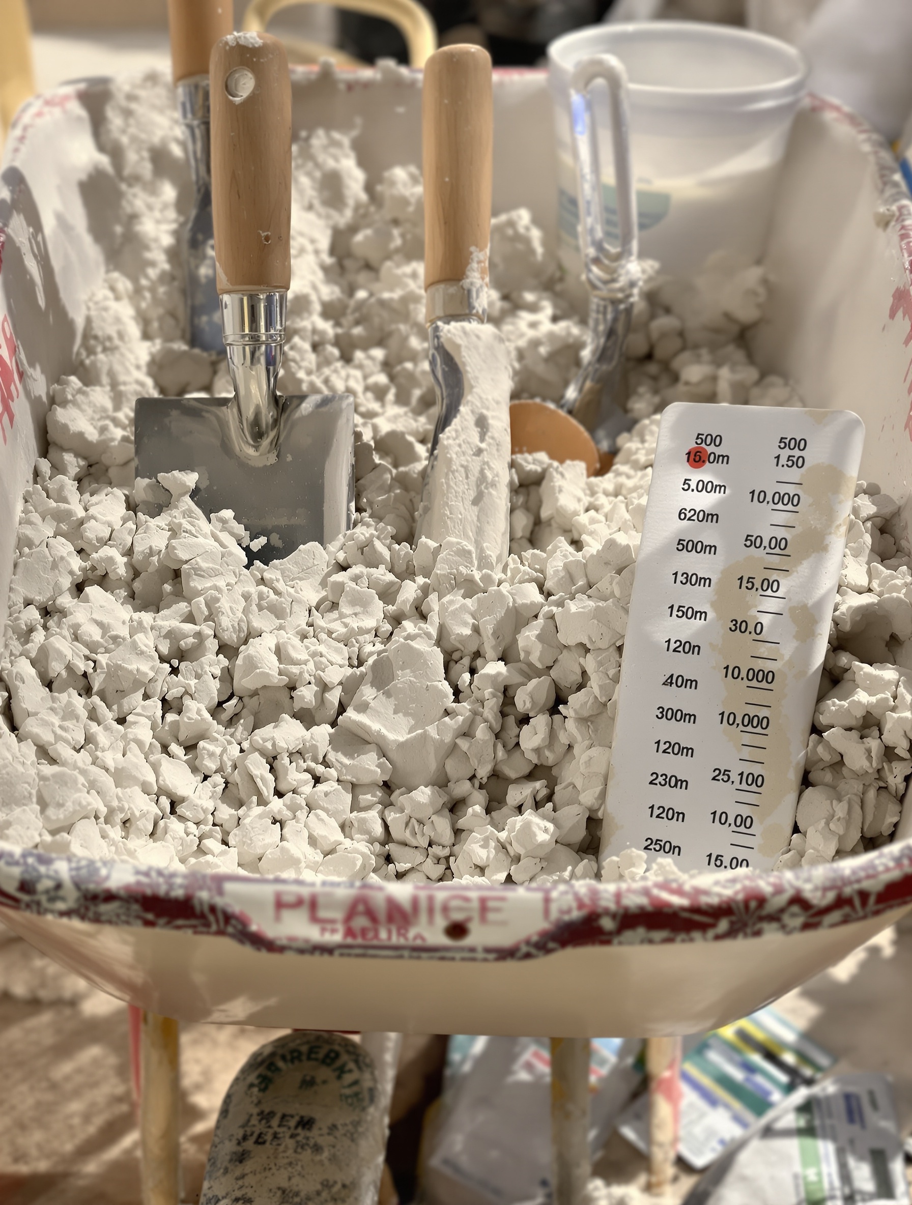 Préparation du mortier ciment-chaux avec outils de chantier