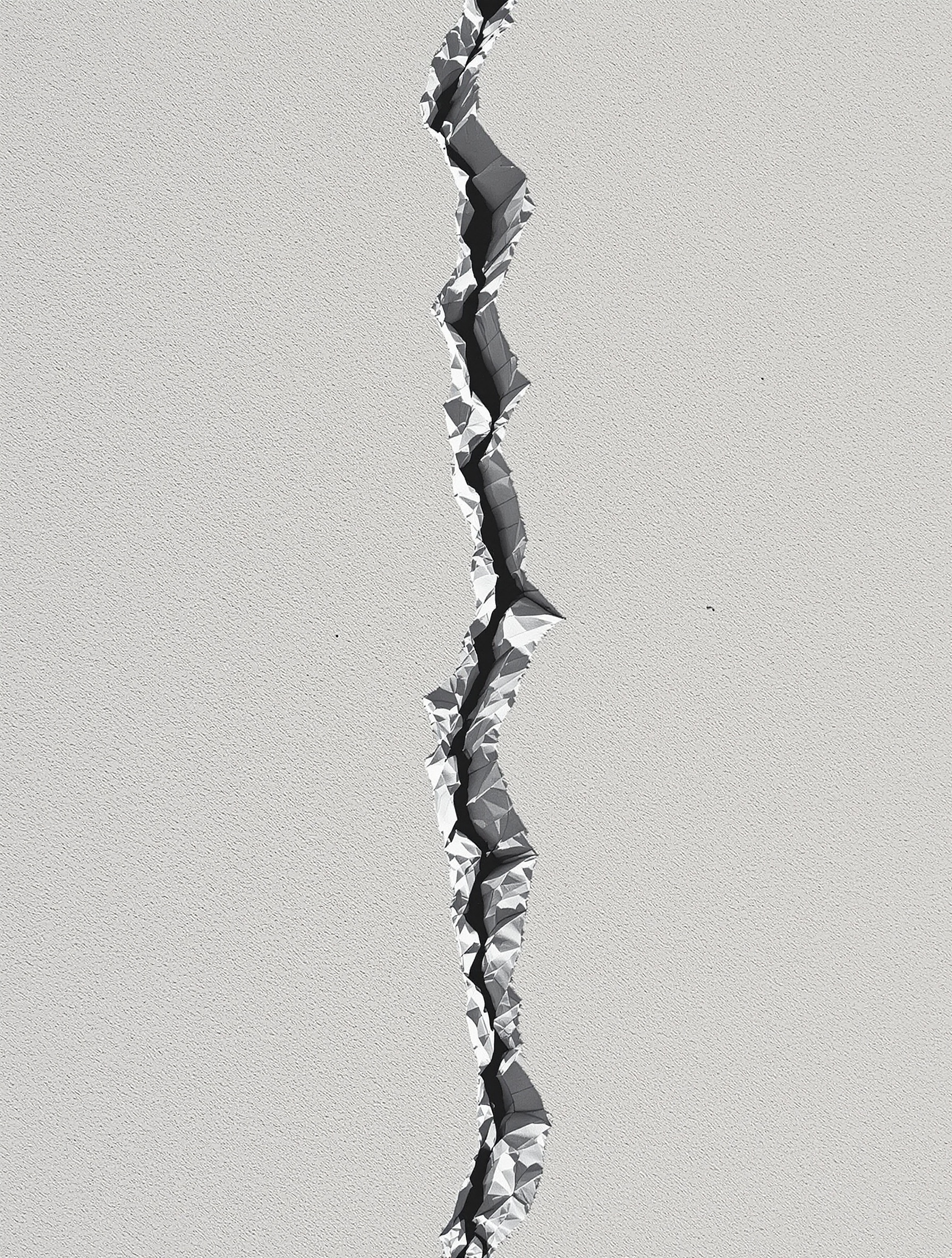 Exemple de fissure horizontale inquiétante sur un mur extérieur de maison, montrant une largeur significative et une longueur étendue, potentiellement accompagnée de signes de déformation de la maçonnerie.