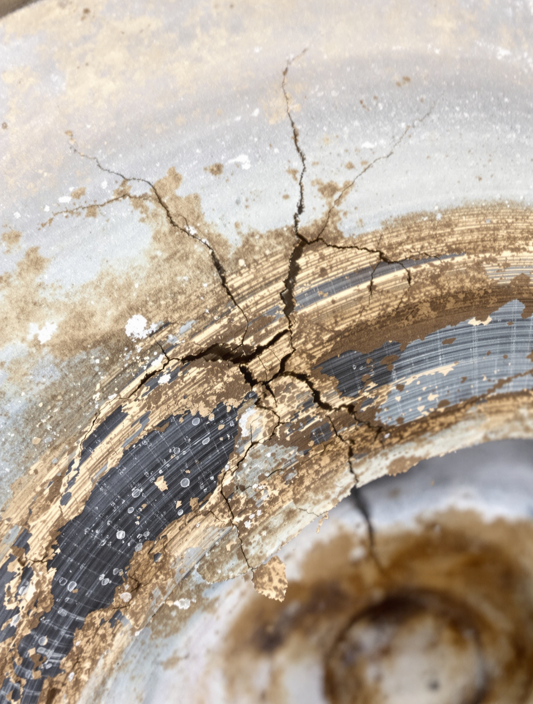 Gros plan sur un joint de bride de chauffe-eau visiblement usé et fissuré, témoignant d'une potentielle fuite.
